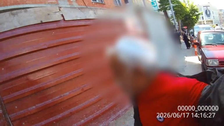 Mendilleri alınan satıcı, darbediliyormuş gibi davranıp, kendini yerlere vurdu