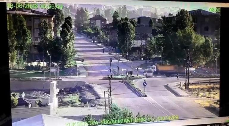 Yüksekova’da kavşakta minibüs ile kamyon çarpıştı: 3 ölü, 2 yaralı