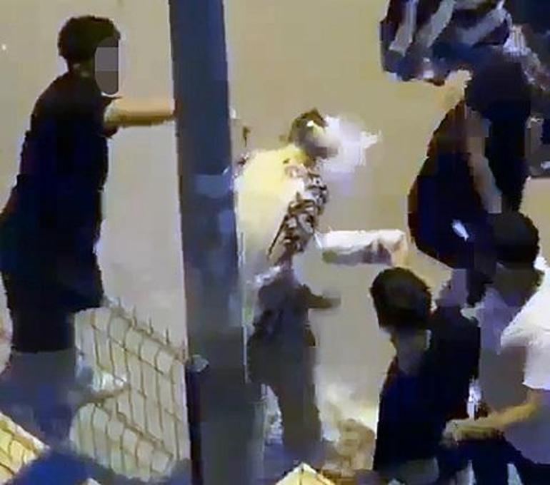 Aydınlatma direğine bağlayıp, üzerine un ve sıvı yağ döktüler
