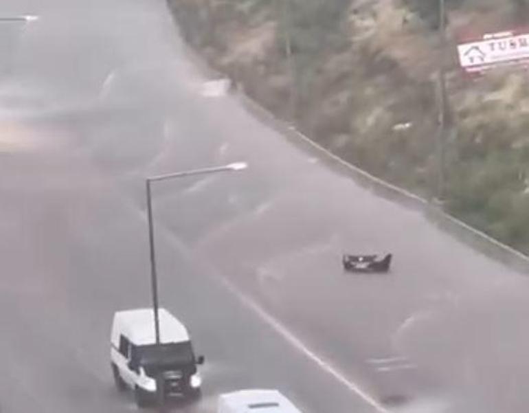 Ankarada sağanak yağış hayatı olumsuz etkiledi