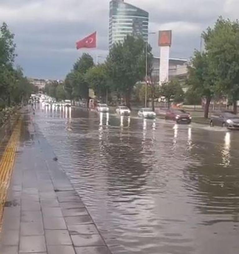 Ankarada sağanak yağış hayatı olumsuz etkiledi