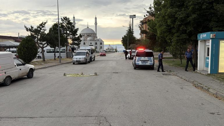 Tartıştığı kişiyi sokak ortasında tabancayla vurup, kaçtı