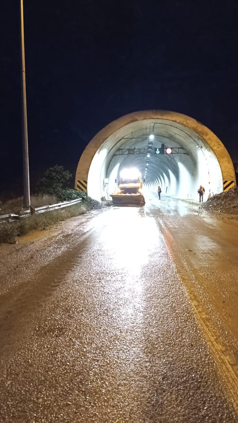 Artvin- Erzurum karayolunda heyelan