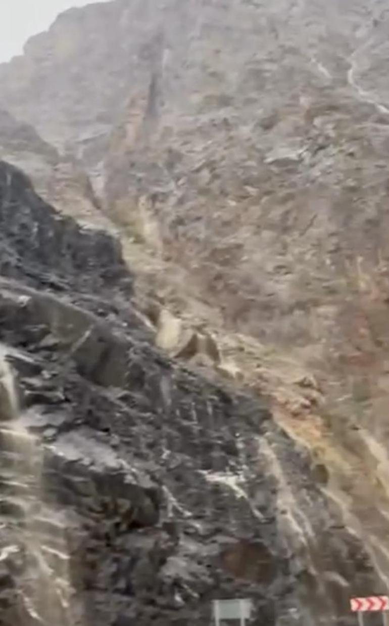 Artvin- Erzurum karayolunda heyelan