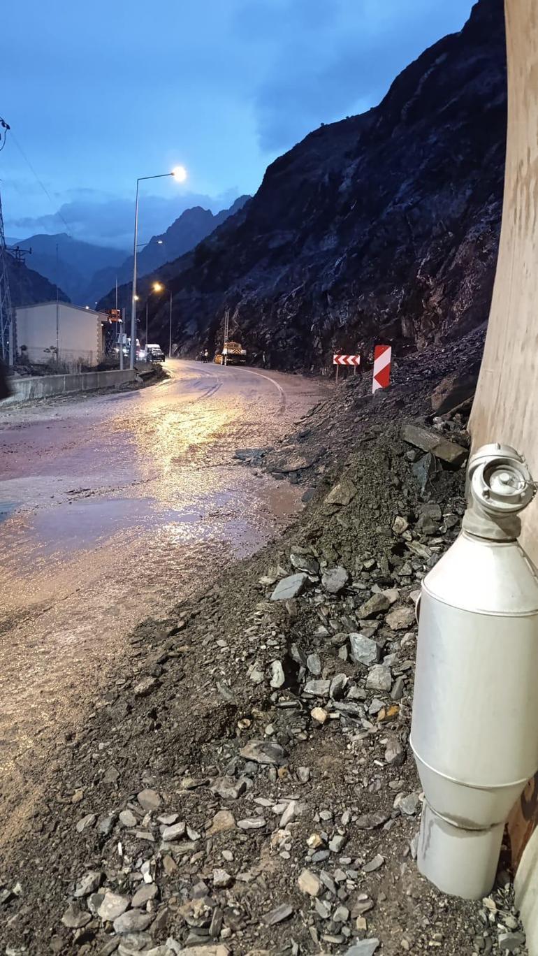 Artvin- Erzurum karayolunda heyelan