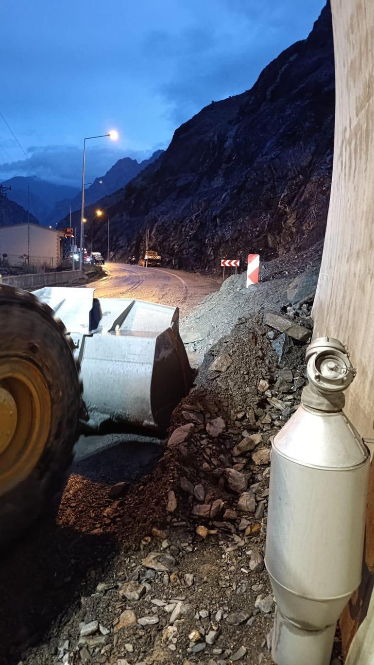 Artvin- Erzurum karayolunda heyelan