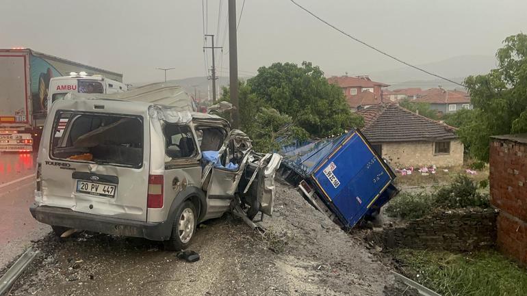 Manisa’da üç aracın karıştığı zincirleme kaza: 2 ölü, 4 yaralı