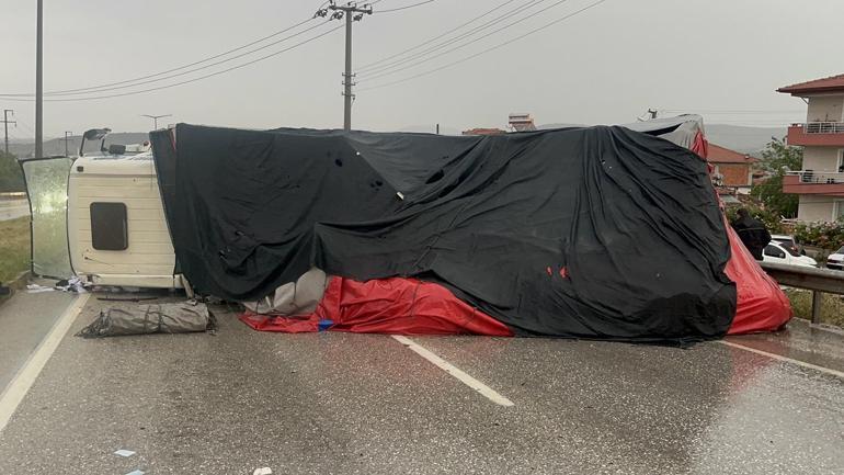 Manisa’da üç aracın karıştığı zincirleme kaza: 2 ölü, 4 yaralı