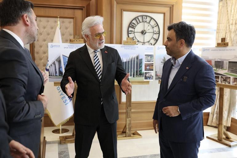 Tamer Karadağlı ‘Alev Alatlı Şehir Kütüphanesi ve Tiyatro Binası’nı ziyaret etti