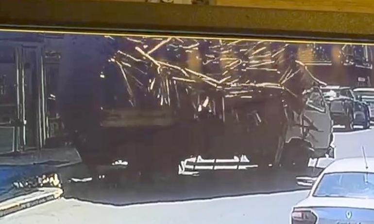 Avcılar’da odun yüklü kamyonun devrildiği anlar kamerada