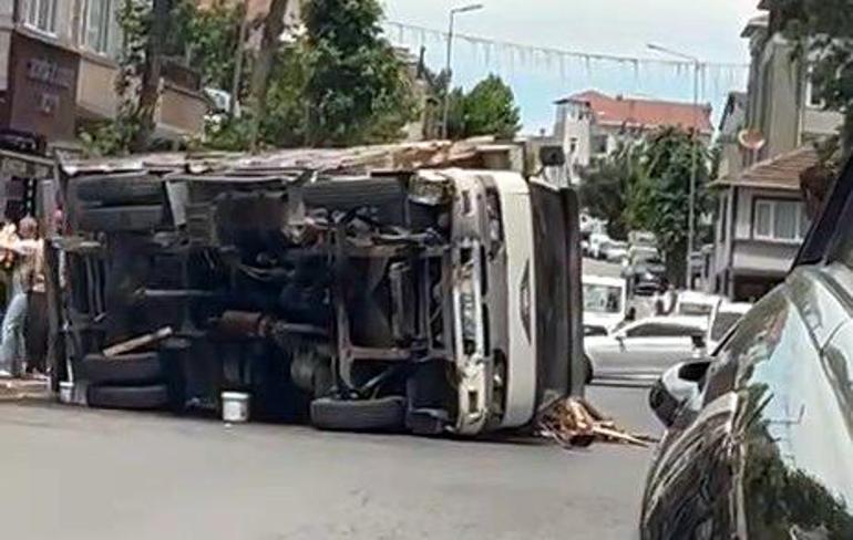 Avcılar’da odun yüklü kamyonun devrildiği anlar kamerada