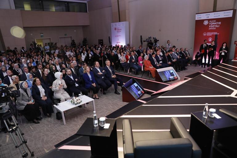 Aile ve Sosyal Hizmetler Bakanı Göktaş, ‘Ailede Türkiye Yüzyılı Zirvesi’nde konuştu