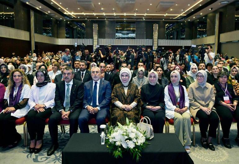 Emine Erdoğan, Şule Yüksel Şenler Vakfının ‘Deprem Bölgesi Kursiyer ve Mezuniyet Buluşması’na katıldı