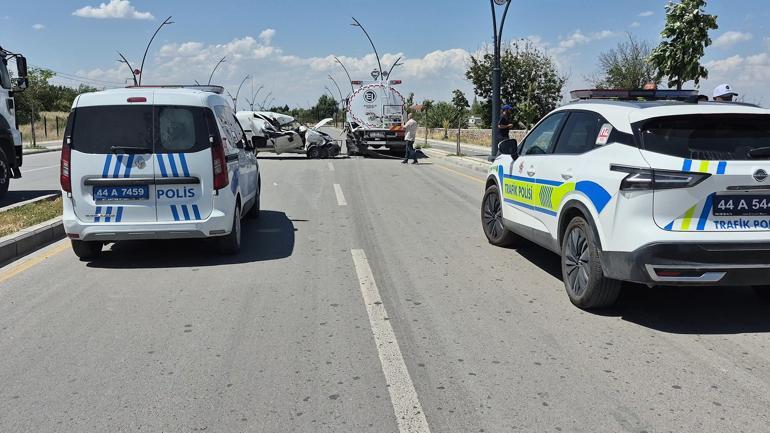 Su tankerine çarpan hafif ticari aracın sürücüsü ağır yaralı