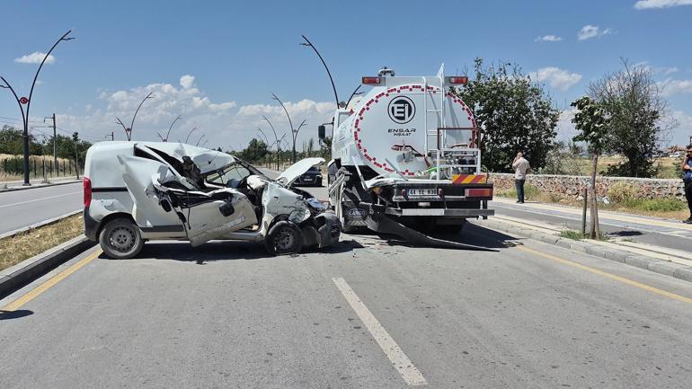 Su tankerine çarpan hafif ticari aracın sürücüsü ağır yaralı