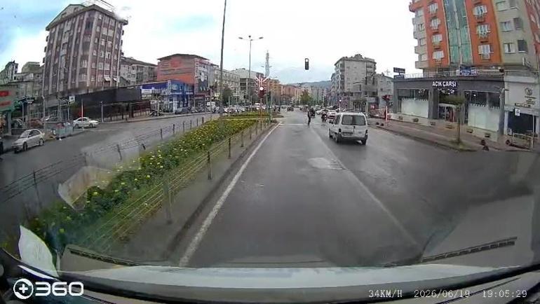 Kırmızı ışıkta geçen motosiklet, otomobile çarptı; o anlar kamerada