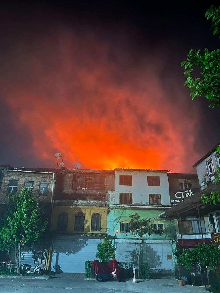 Fatih’te Büyük Valide Han’ın çatısında çıkan yangın söndürüldü
