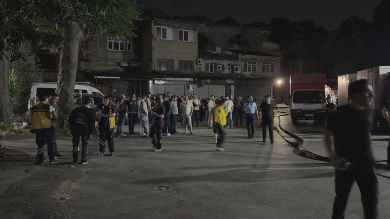 Fatih’te Büyük Valide Han’ın çatısında çıkan yangın söndürüldü