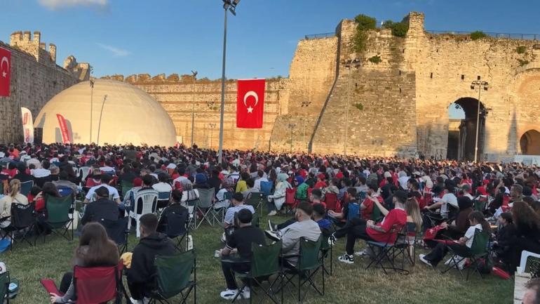 A Milli Futbol Takımının Paraguay maçı Yedikule Hisarında izlendi