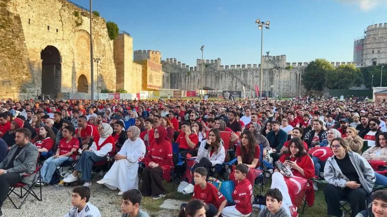 A Milli Futbol Takımının Paraguay maçı Yedikule Hisarında izlendi