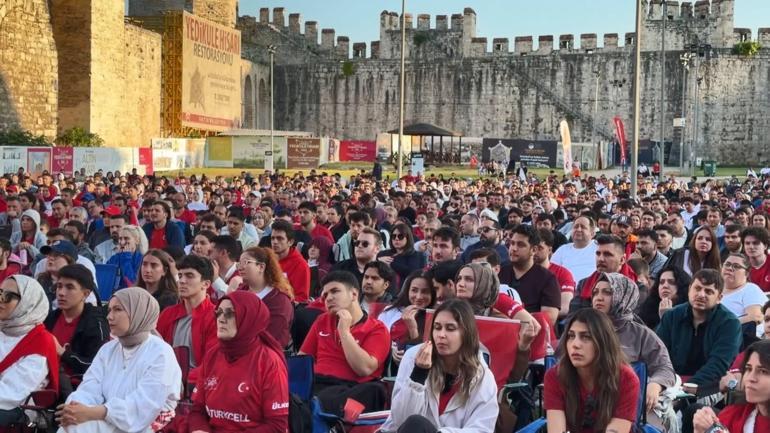 A Milli Futbol Takımının Paraguay maçı Yedikule Hisarında izlendi