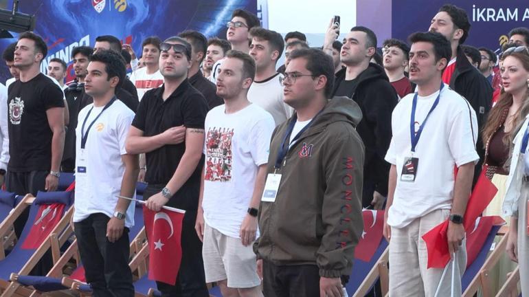 Dolmabahçe’de milli maç heyecanı dev ekranda yaşandı
