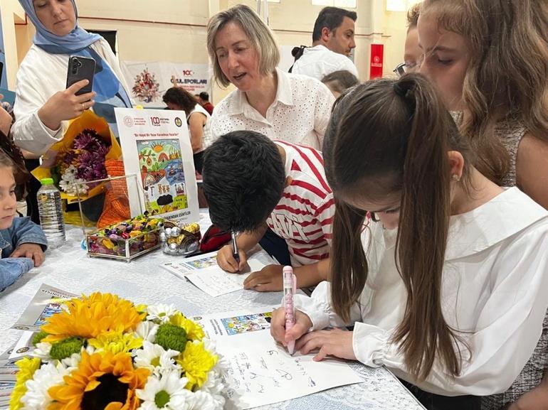 MEB öncülüğündeki proje ile minik yazarlar, imza günü düzenledi