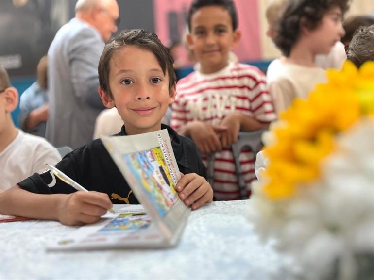 MEB öncülüğündeki proje ile minik yazarlar, imza günü düzenledi