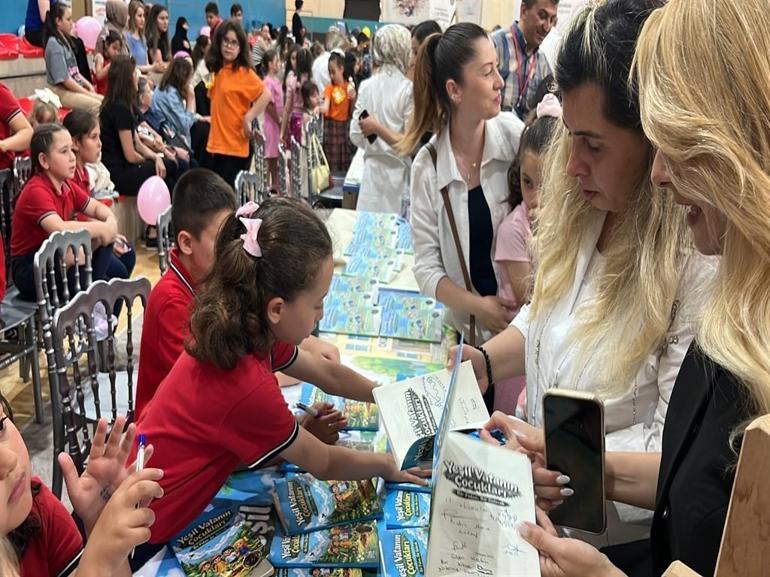 MEB öncülüğündeki proje ile minik yazarlar, imza günü düzenledi