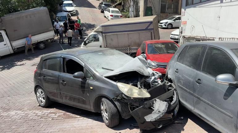 Kağıthane’de park halindeki otomobil yokuştan kayarak 3 araca çarptı; sahibi kaldırımda izledi