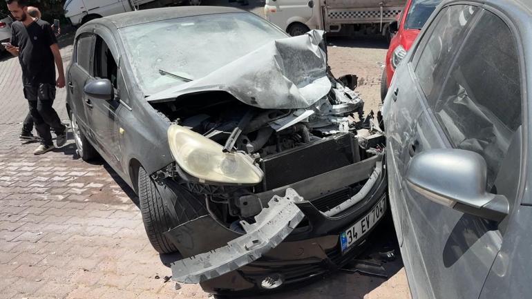 Kağıthane’de park halindeki otomobil yokuştan kayarak 3 araca çarptı; sahibi kaldırımda izledi