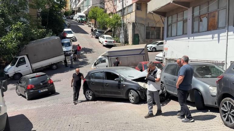 Kağıthane’de park halindeki otomobil yokuştan kayarak 3 araca çarptı; sahibi kaldırımda izledi
