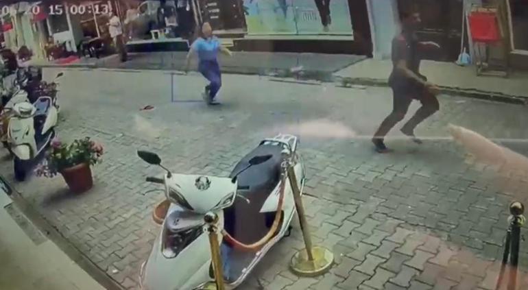 Zincir marketten televizyon çalan şüphelinin yakalandığı anlar kamerada
