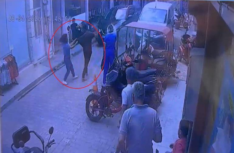 Zincir marketten televizyon çalan şüphelinin yakalandığı anlar kamerada