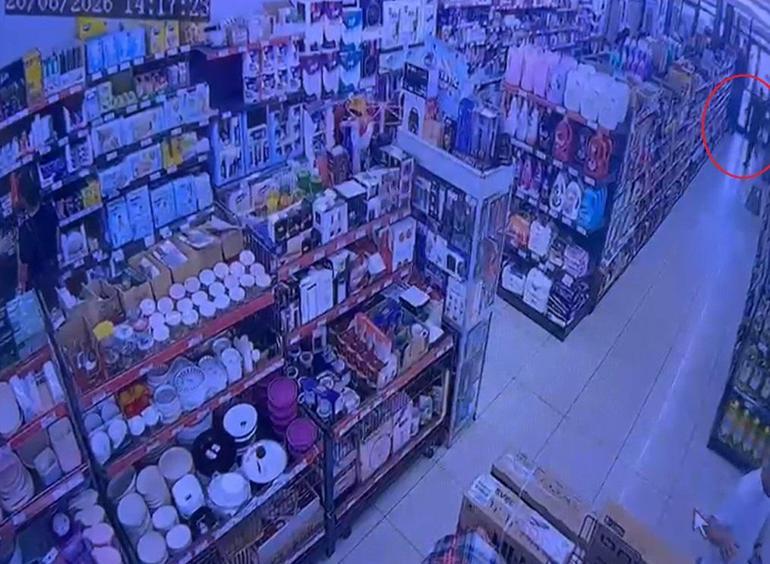 Zincir marketten televizyon çalan şüphelinin yakalandığı anlar kamerada