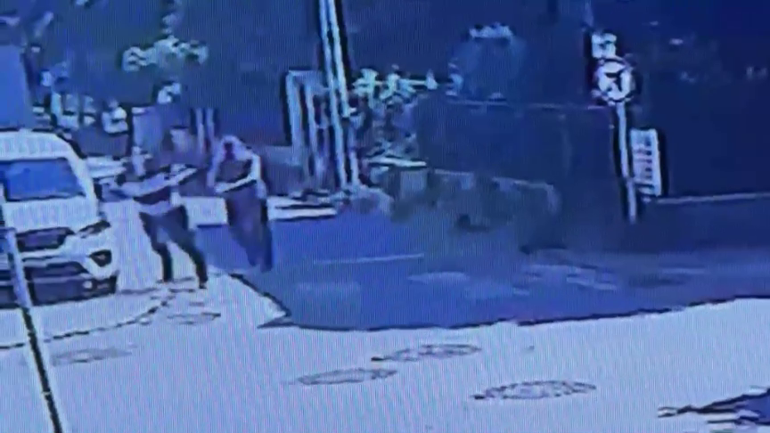 Sokakta vurduğu husumetlisine kemeriyle turnike yaptı; o anlar kamerada