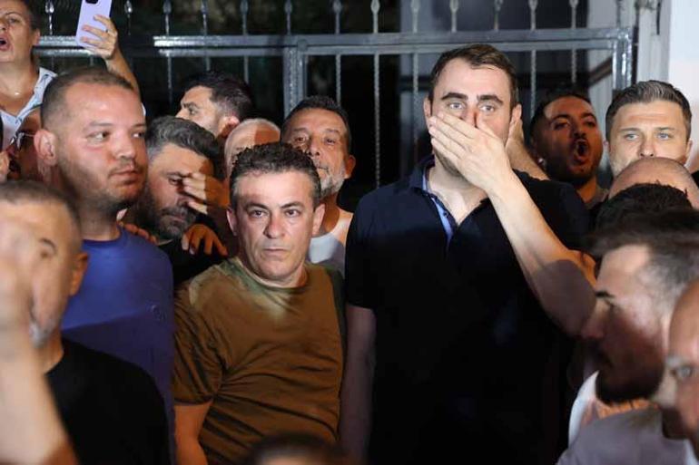 CHP İzmir İl Başkanlığı koltuğuna oturan Gümrükçü: Yakam paçam dağıldı, göğsüm ezildi