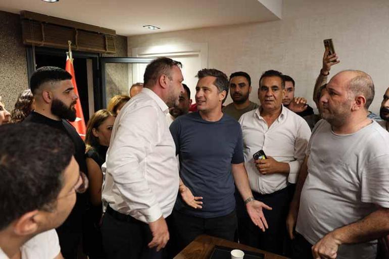 CHP İzmir İl Başkanlığı koltuğuna oturan Gümrükçü: Yakam paçam dağıldı, göğsüm ezildi