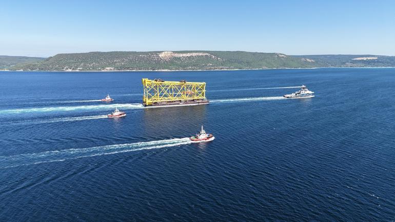 350 metrelik sondaj platform iskelesi Çanakkale Boğazında