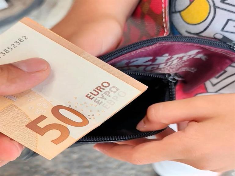 Yıkamak için aldığı battaniyeden çıkan parayı müşterisine geri verdi, kadın ise poşeti sordu