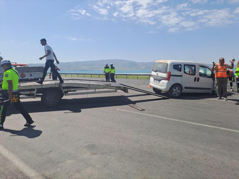 Vanda hafif ticari araç, park halindeki askeri araca çarptı; 1 şehit, 4ü asker 5 yaralı