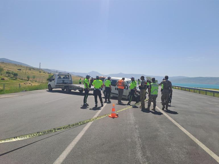 Vanda hafif ticari araç, park halindeki askeri araca çarptı; 1 şehit, 4ü asker 5 yaralı