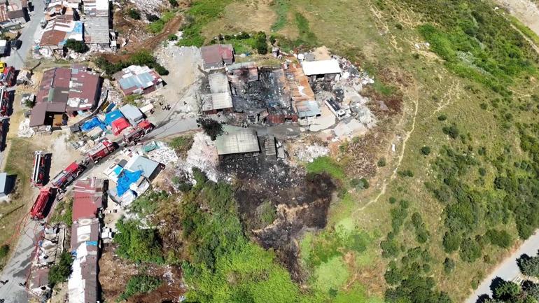 Sultangazide metruk plastik fabrikasında çıkan yangın söndürüldü