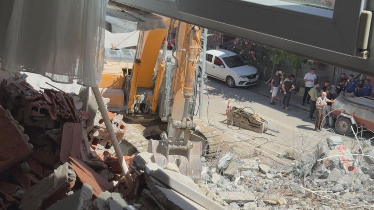 Esenyurtta yıkım sırasında devrilen apartmanın zarar verdiği bina tahliye edildi