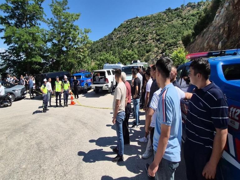 Park halindeki araçta ölü bulundular