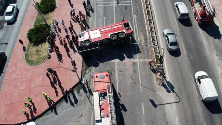 Büyükçekmecede itfaiye aracı devrildi; 3 itfaiye eri yaralandı