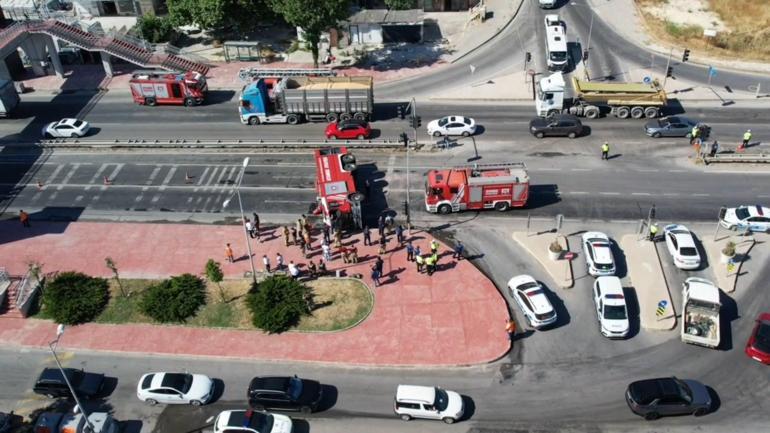 Büyükçekmecede itfaiye aracı devrildi; 3 itfaiye eri yaralandı