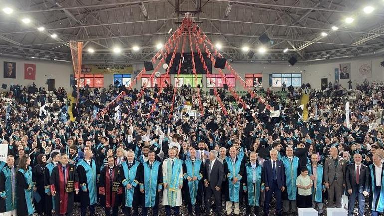 RTEÜ’de mezuniyet coşkusu; 54 yaşında iki ana dalda birinci oldu