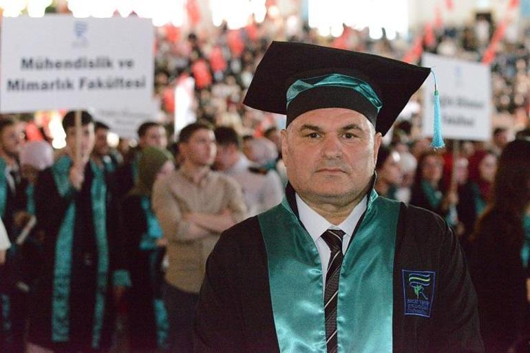 RTEÜ’de mezuniyet coşkusu; 54 yaşında iki ana dalda birinci oldu