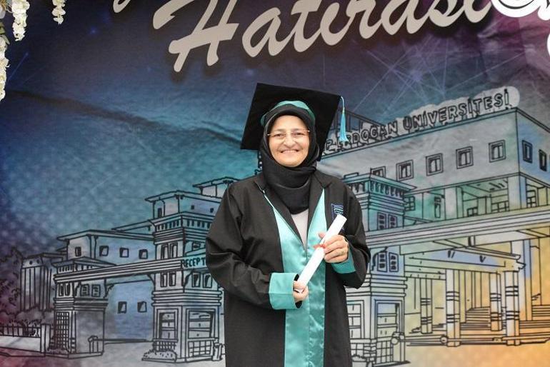 RTEÜ’de mezuniyet coşkusu; 54 yaşında iki ana dalda birinci oldu